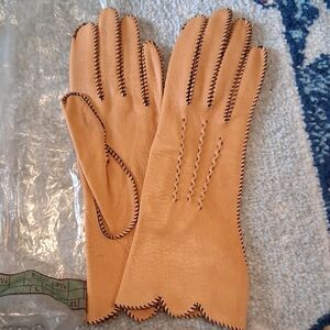 Leather Women's Gloves in Light Tan with Contrast Stitching, Very Small Size